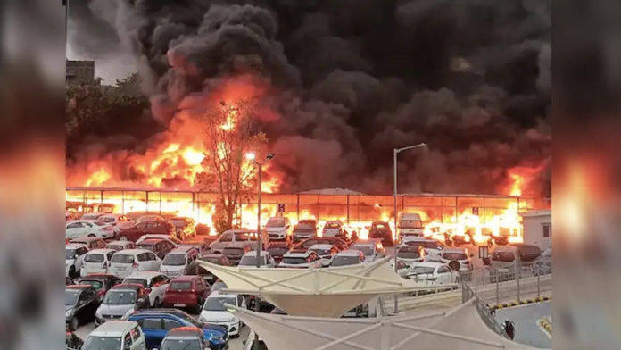 ev parking on fire in delhi 1