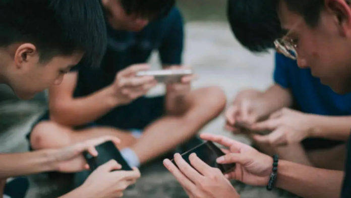 child-mobile-users