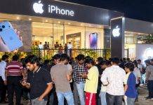 56900 টাকার বিনিময়ে iPhone 17 Pro! প্রতি মাসে কিস্তি মাত্র 4999 টাকা, স্টোরের বাইরে দীর্ঘ লাইন
