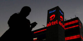 airtel च्या ऑफिस समोरील व्यक्ती