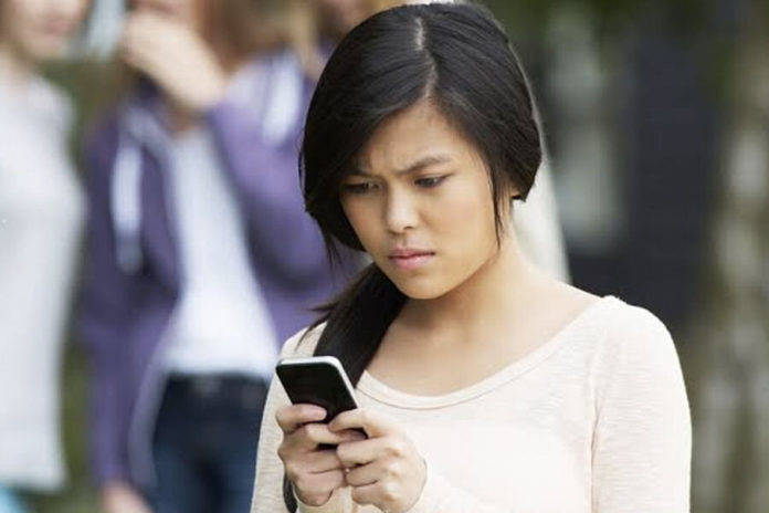 Girl-phone-hand
