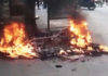 Electric Vehicle Fire: पार्किंगमध्ये उभ्या असलेल्या इलेक्ट्रिक स्कूटीला अचानक लागली आग! बॉडी वितळली, पाहा व्हिडीओ