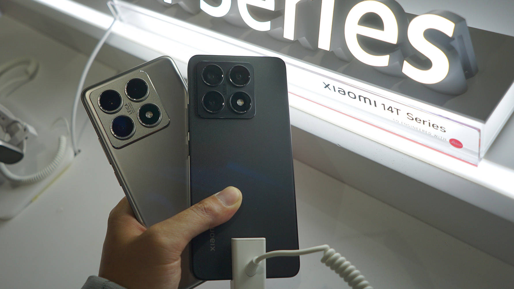 Ponsel Xiaomi 14T Pro varian warna Titan Grey (kiri) dan Xiaomi 14T varian warna Titan Black dalam acara peluncuran di Jakarta.