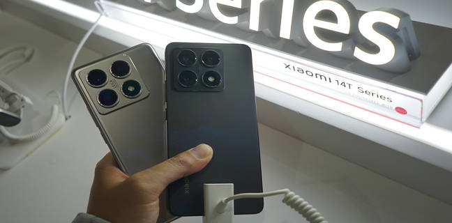 Xiaomi 14T dan 14T Pro Bisa Dibeli Hari Ini di Indonesia, Harga Mulai Rp 6 Jutaan Ponsel Xiaomi 14T Pro varian warna Titan Grey (kiri) dan Xiaomi 14T varian warna Titan Black dalam acara peluncuran di Jakarta.