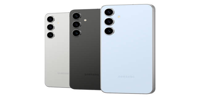 Tiga ponsel Samsung Galaxy S24 FE dengan warna putih, hitam, dan biru disusun berdampingan.