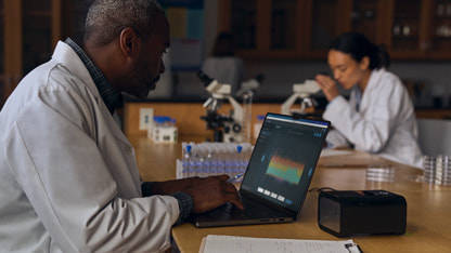 ilustrasi penggunaan macbook pro m4
