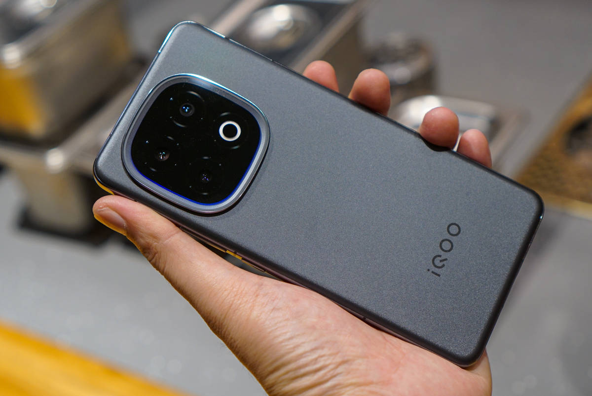 Kesan Pertama Menggenggam iQoo 13, HP Snapdragon 8 Elite Pertama di Indonesia