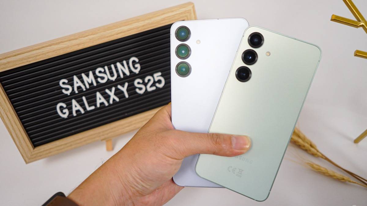 Galaxy S25 Plus (kiri), Galaxy S25 (kanan).