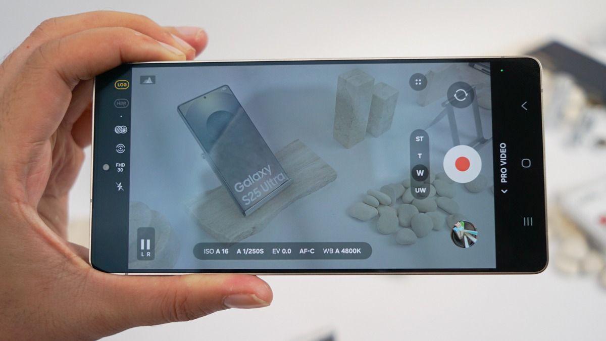 Fitur perekaman LOG pada Galaxy S25 Ultra.