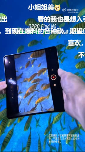 Oppo Find N5 saat sedang digunakan merekam video di dalam air.