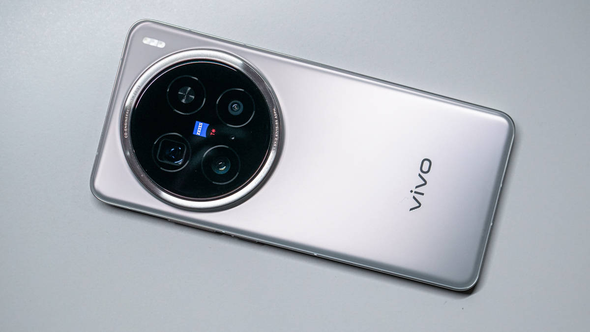 Unboxing Vivo X200 Pro Versi Indonesia, Selengkap Apa Aksesorinya?
