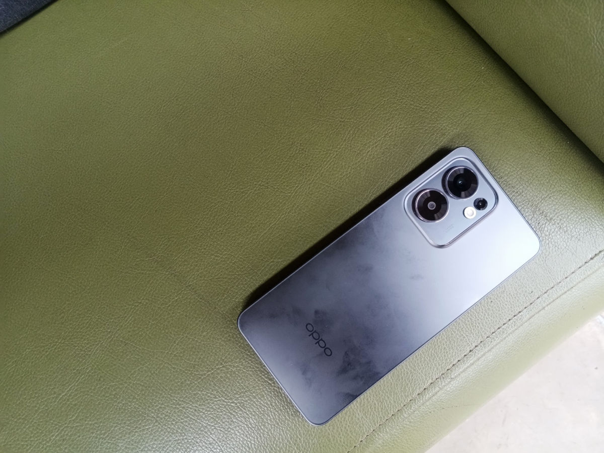 Tampilan belakang Oppo Reno 13 F 5G.
