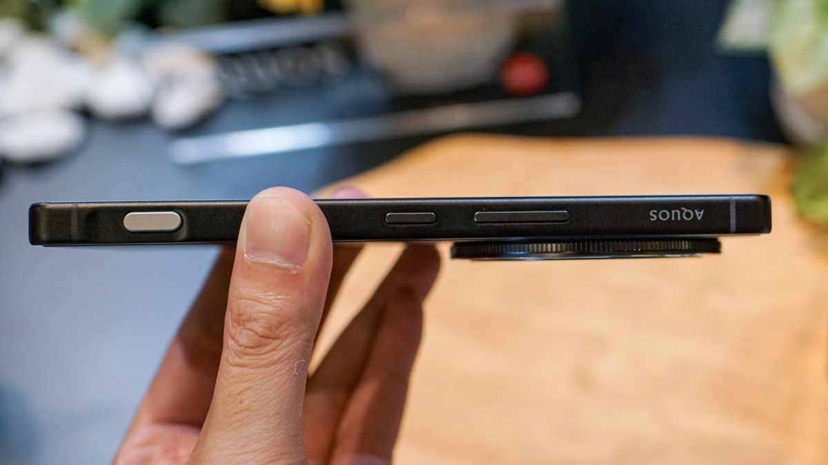 Sisi kanan Sharp Aquos R9 Pro, ada tombol shutter, daya, dan volume.