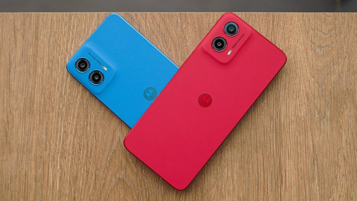 Moto G45 5G dalam varian warna merah dan biru.