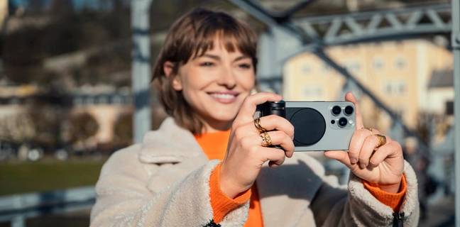 Leica Rilis Aksesori Handgrip Kamera untuk iPhone, Harganya Setara Ponsel Menengah