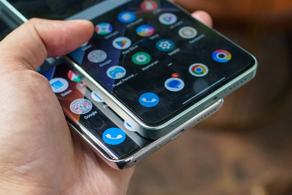 Poco X7 dengan layar melengkung (bawah), Poco X7 Pro punya layar dan bingkai datar (atas).