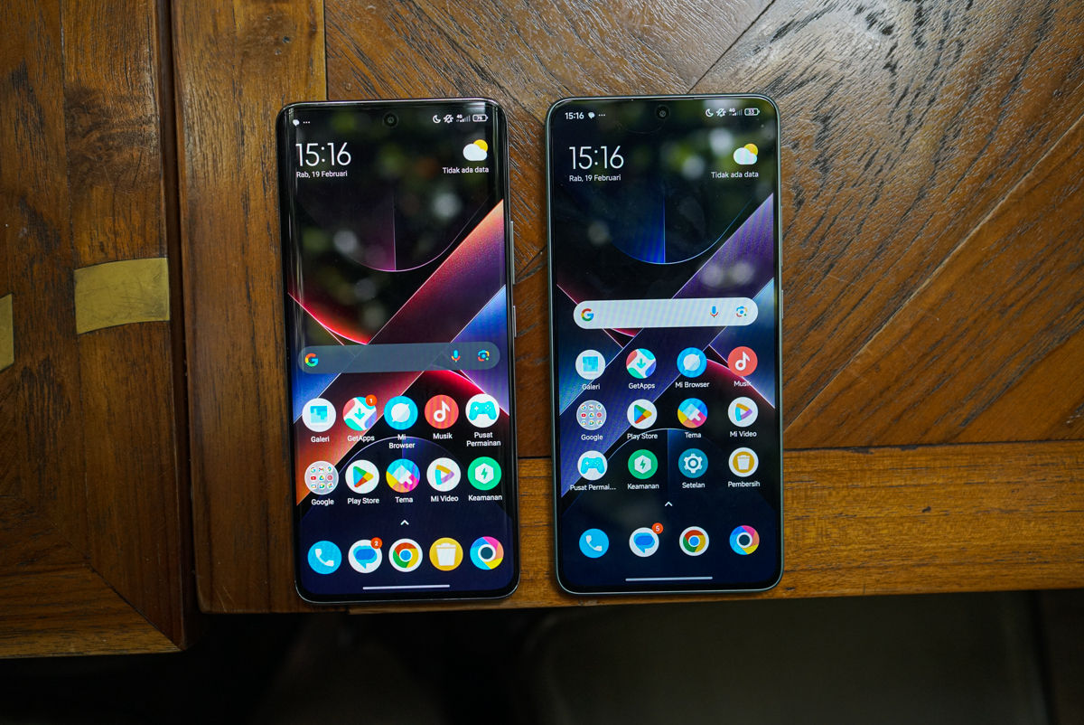 Layar Poco X7 (kiri), Poco X7 Pro (kanan).