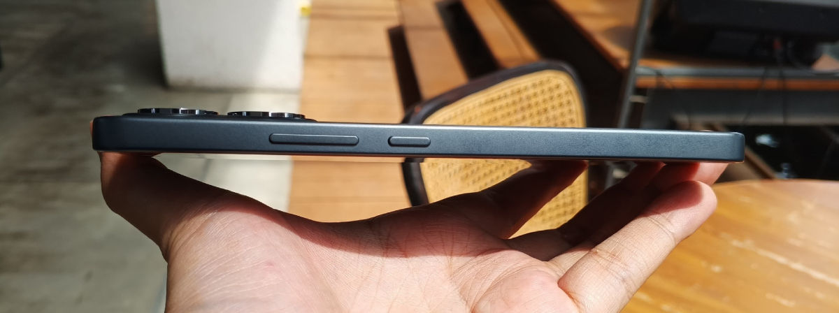 Tampilan samping kanan Oppo Reno 13 F 5G