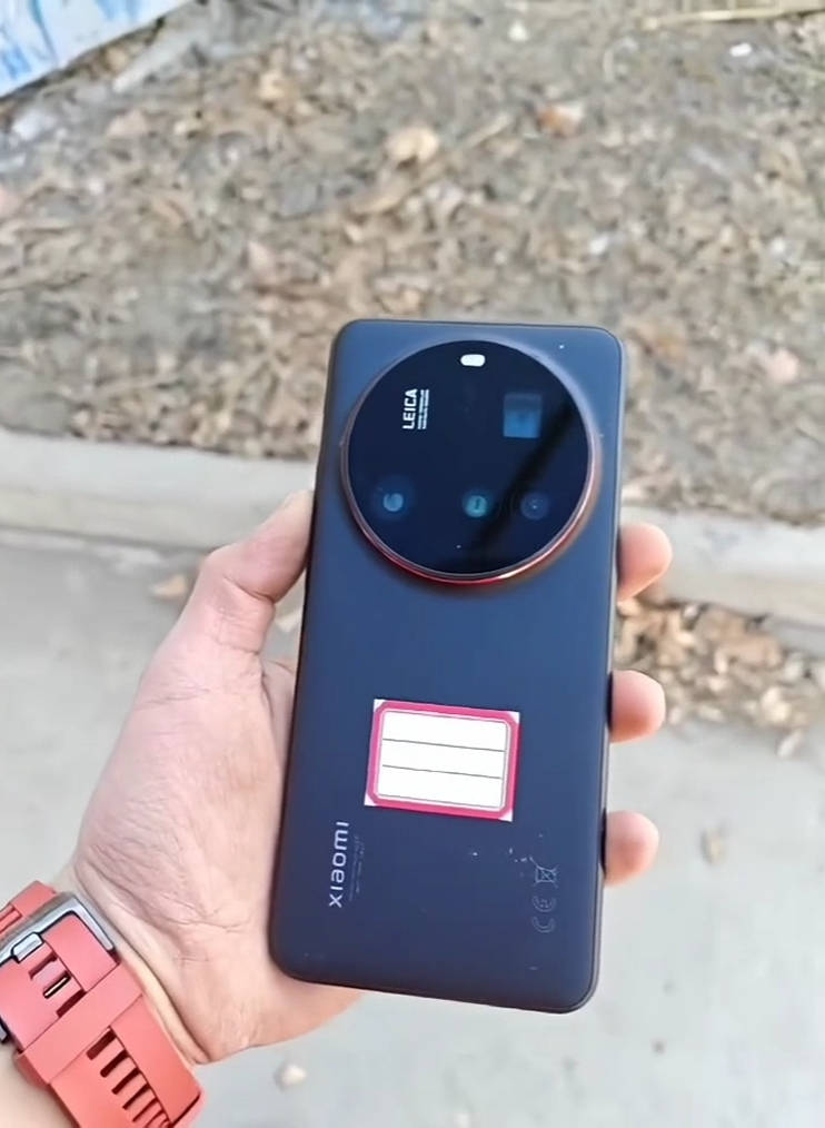 Tangkapan layar video hands-on Xiaomi 15 Ultra. Sumber: Weibo (via Gizmochina)