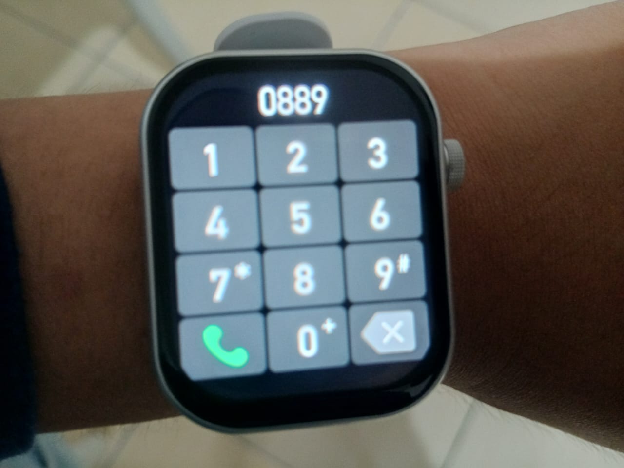 Infinix XWatch 3 memungkinkan pengguna mengetik nomor telepon di jam tangan.