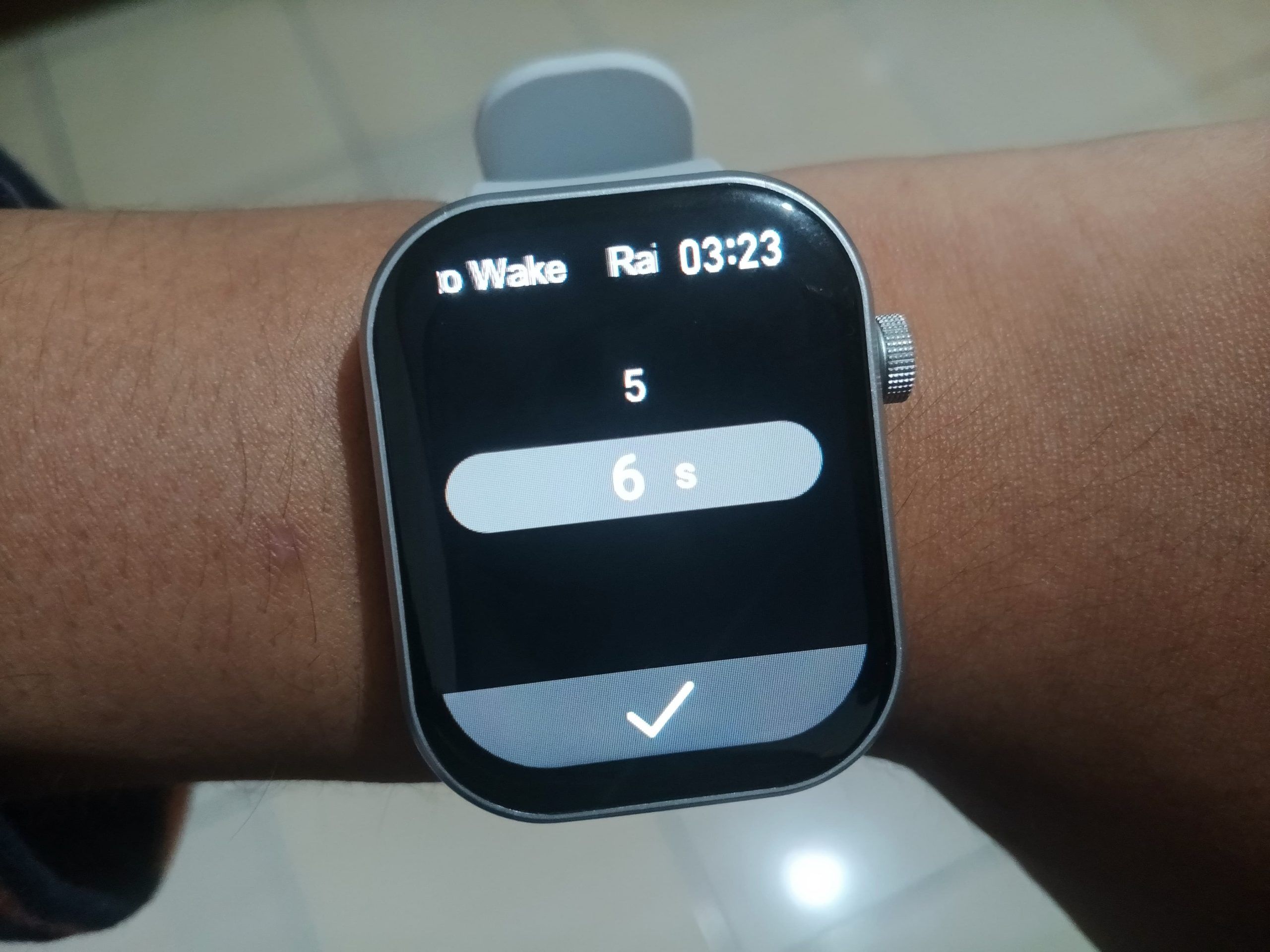 Fitur raise to wake pada Infinix XWatch 3 dapat disetel agar menyala hingga 6 detik.