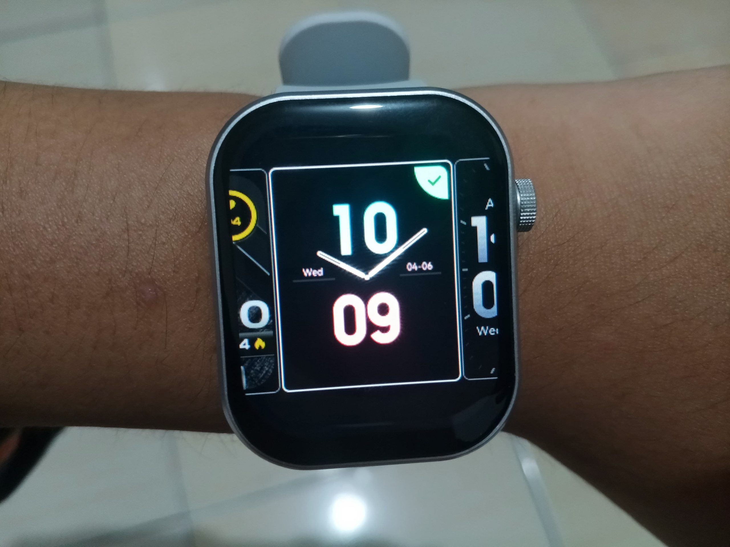 Selain di aplikasi, watch face juga bisa diubah langsung dari jam tangannya.