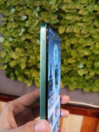 Sisi kiri Moto G45