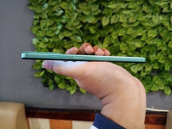Sisi kanan Moto G45