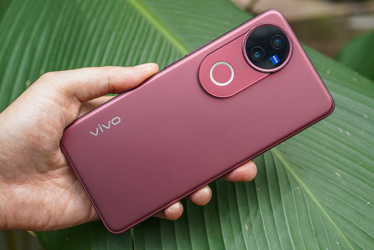 Unboxing dan Hands-on Vivo V50, Merah Menawan dengan Warna Harmony Red