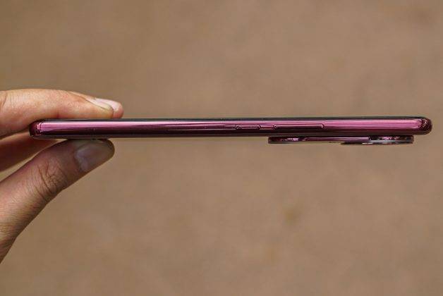 Unboxing dan Hands-on Vivo V50, Merah Menawan dengan Warna Harmony Red