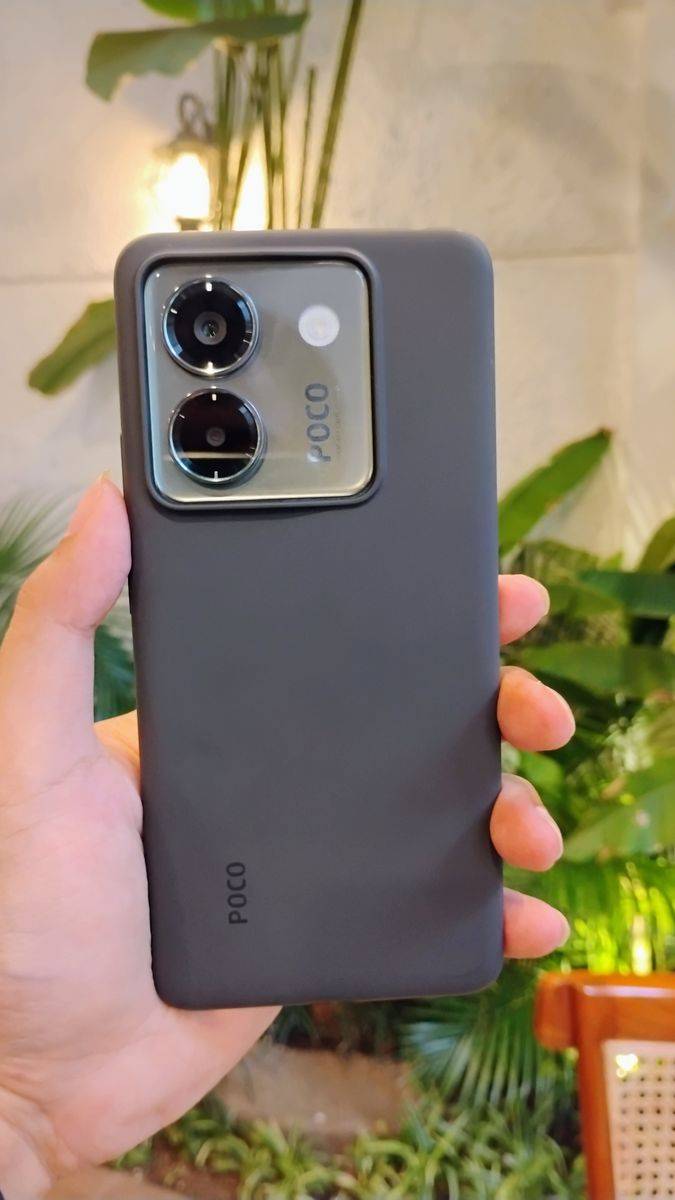 Tampilan Poco M7 Pro 5G saat memakai casing.