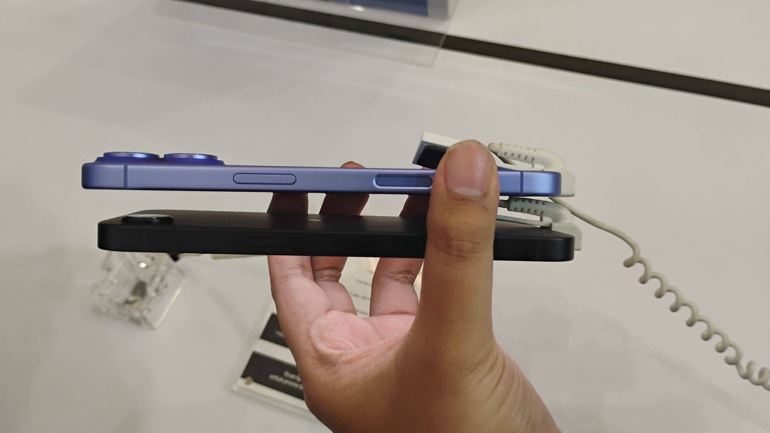 Perbandingan ketebalan iPhone 16 (atas) dan iPhone 16e (bawah).