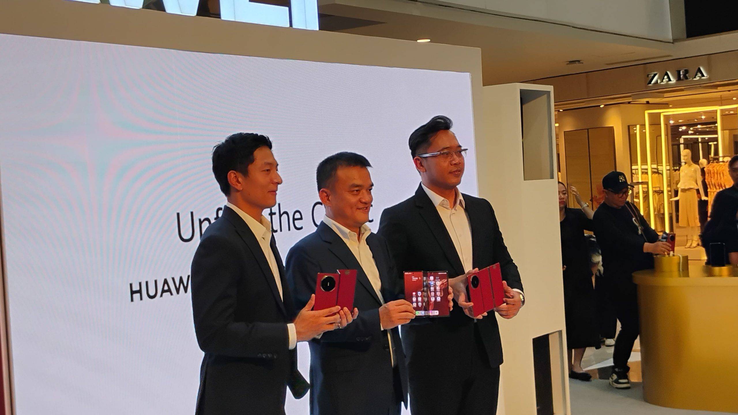 Rio Haryanto, driver F1 Indonesia (kiri), Hulier Fan, CEO Huawei Device Indonesia (tengah), Edy Supartono, Senior Retail Manager Huawei Device (kanan).
