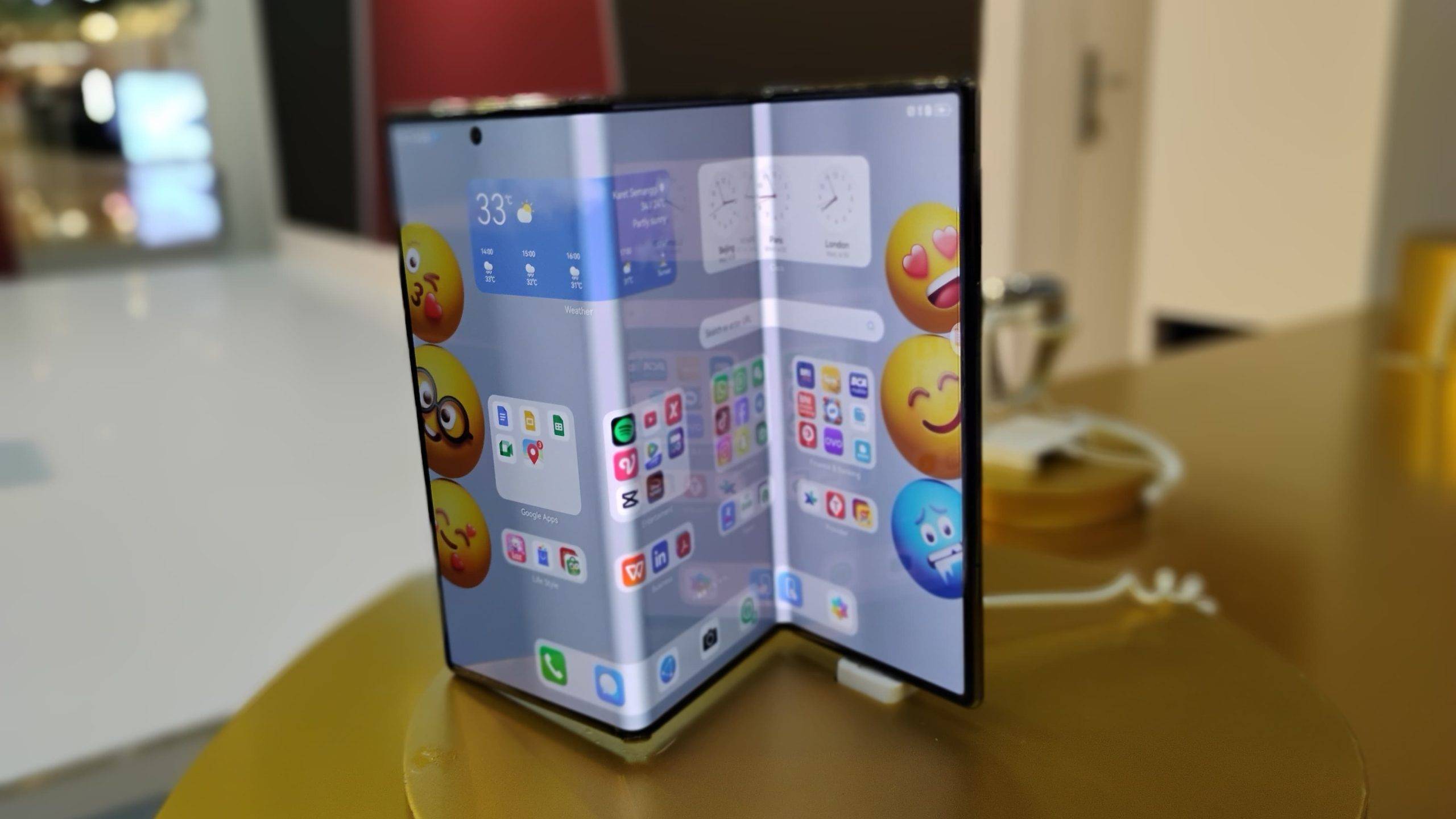 Tampilan layar Huawei Mate XT Ultimate.