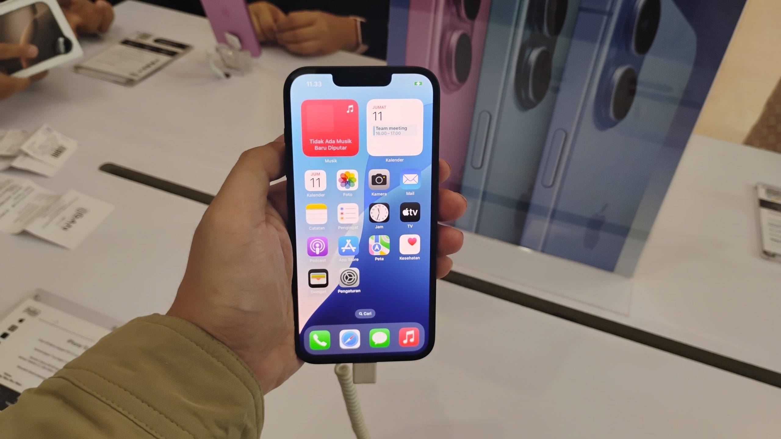 iPhone 16e depan