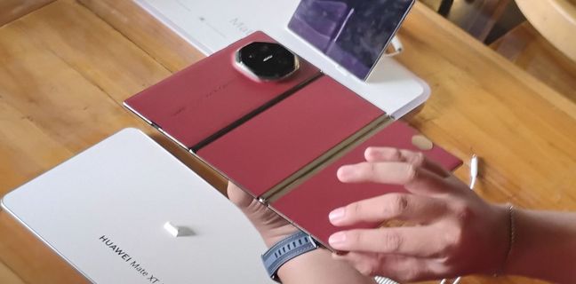 Bodi belakang Huawei Mate XT Ultimate