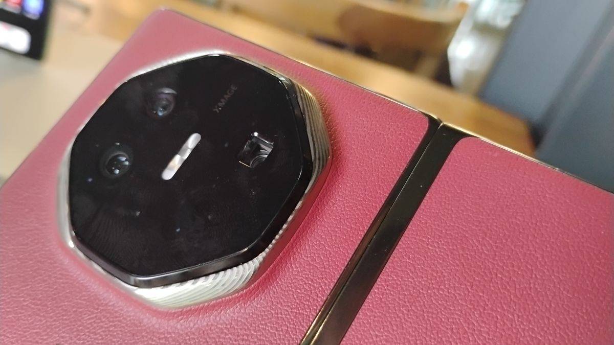 Modul kamera memiliki bentuk oktagonal, disertai lekukan eonic yang berbeda pada setiap unit.