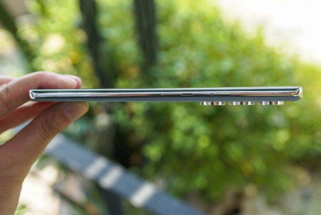Menggenggam Tecno Camon 40 Pro 5G, HP 3 Jutaan Berbodi Ramping
