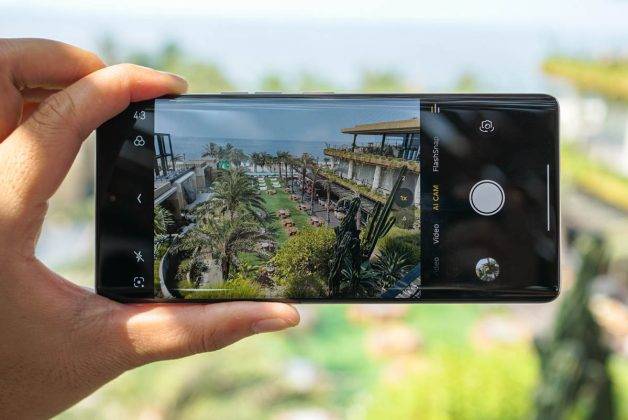 Menggenggam Tecno Camon 40 Pro 5G, HP 3 Jutaan Berbodi Ramping