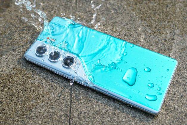 Menggenggam Tecno Camon 40 Pro 5G, HP 3 Jutaan Berbodi Ramping