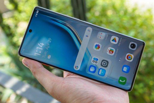 Menggenggam Tecno Camon 40 Pro 5G, HP 3 Jutaan Berbodi Ramping