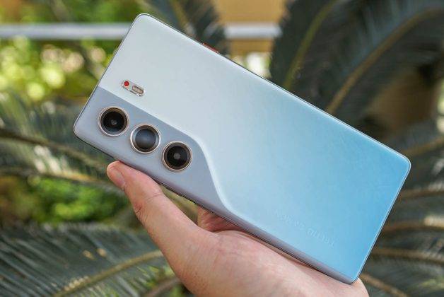 Menggenggam Tecno Camon 40 Pro 5G, HP 3 Jutaan Berbodi Ramping