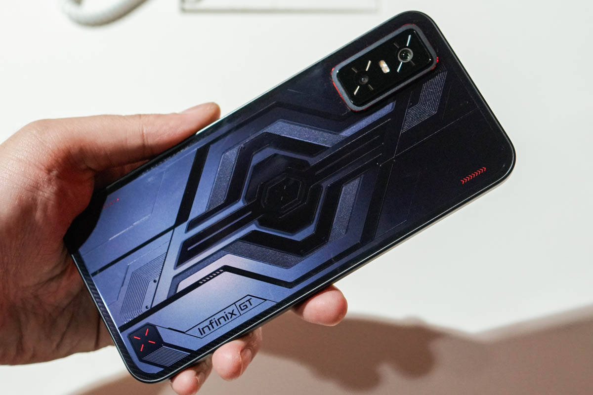 Menggenggam Infinix GT 30 Pro, HP Gaming dengan Lampu RGB dan Tombol Trigger