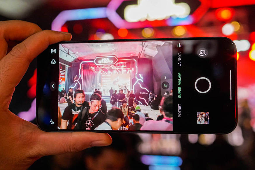 Menggenggam Infinix GT 30 Pro, HP Gaming dengan Lampu RGB dan Tombol Trigger