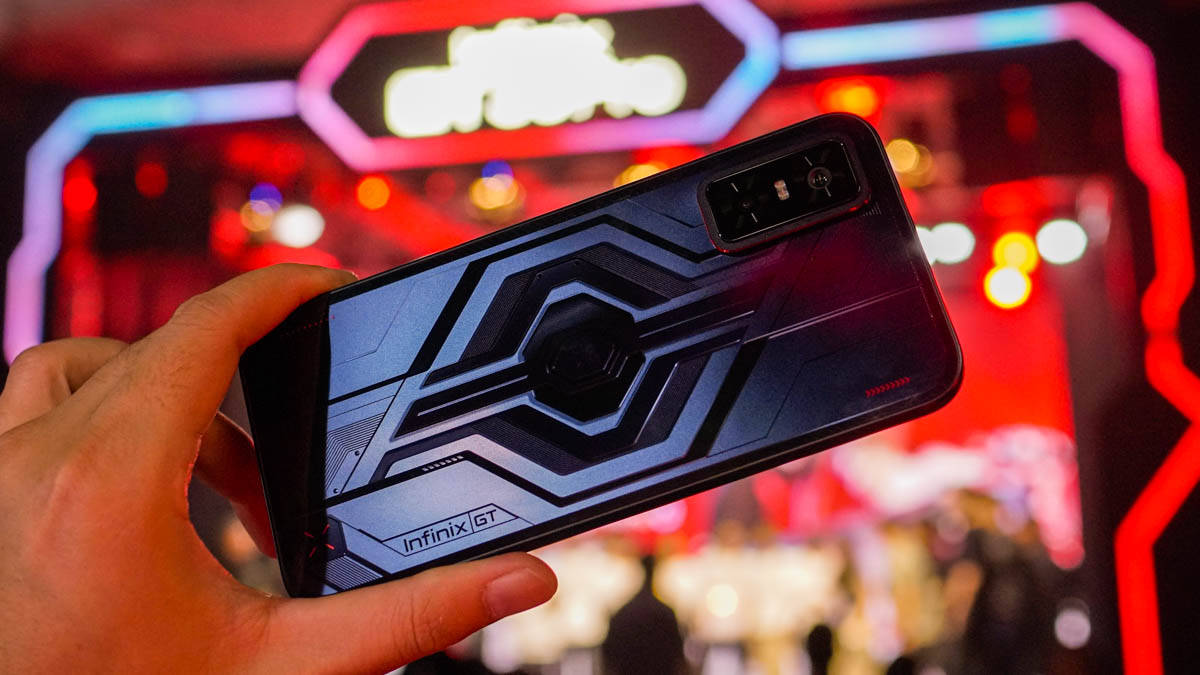 Menggenggam Infinix GT 30 Pro, HP Gaming dengan Lampu RGB dan Tombol Trigger