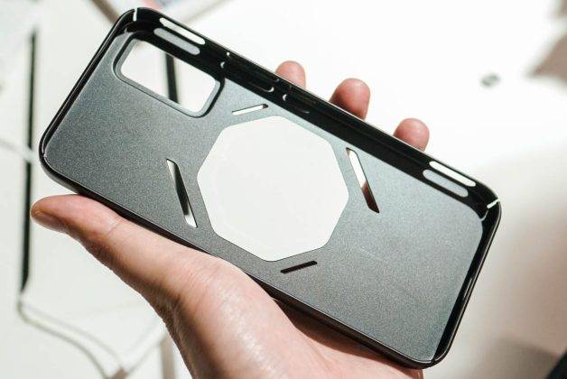 Menggenggam Infinix GT 30 Pro, HP Gaming dengan Lampu RGB dan Tombol Trigger