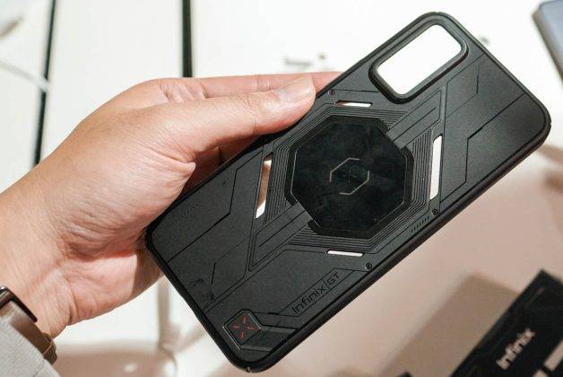 Menggenggam Infinix GT 30 Pro, HP Gaming dengan Lampu RGB dan Tombol Trigger