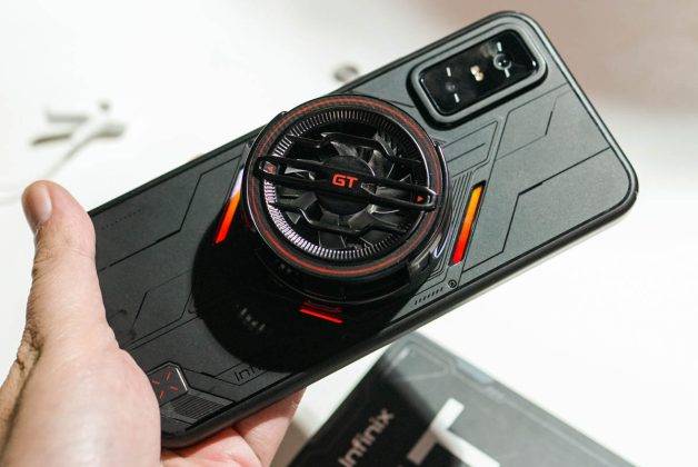 Menggenggam Infinix GT 30 Pro, HP Gaming dengan Lampu RGB dan Tombol Trigger