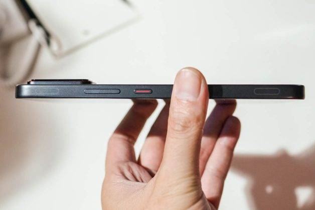Menggenggam Infinix GT 30 Pro, HP Gaming dengan Lampu RGB dan Tombol Trigger