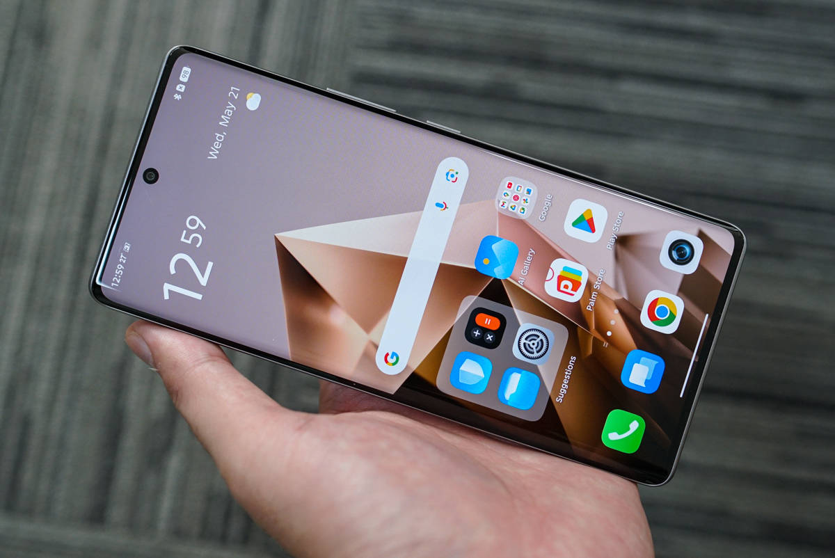 Layar melengkung pada Infinix Note 50S 5G, bezel terlihat tipis.